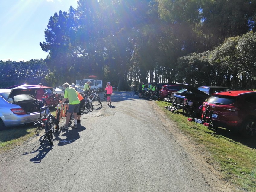 Unloading thee bikes at the start